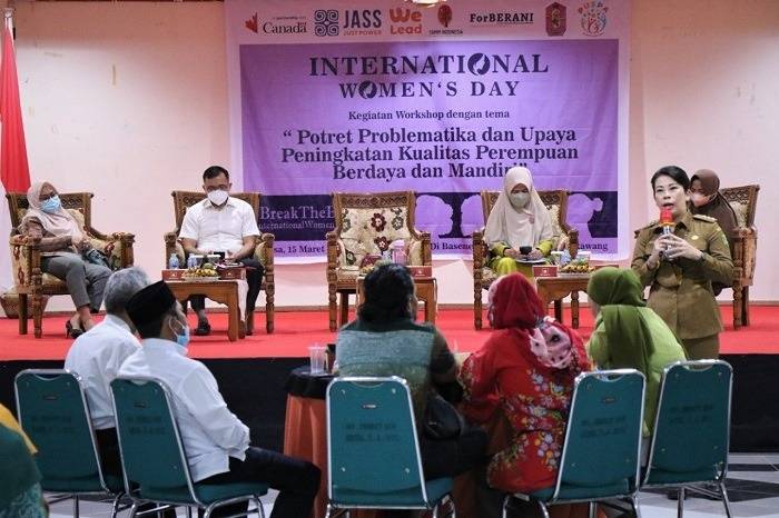Wali Kota Singkawang Tjhai Chui Mie ketika menjadi narasumber Workshop Peringatan International Women's Day
