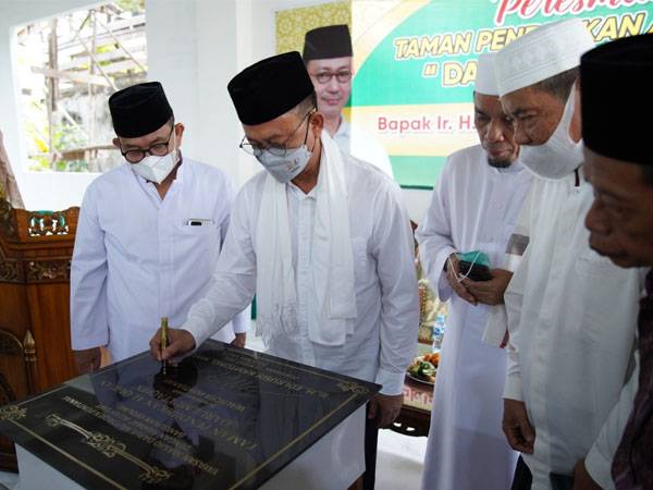 ali Kota Pontianak Edi Rusdi Kamtono yang juga selaku Ketua Dewan Masjid Indonesia Kota Pontianak meresmikan TPA Masjid Darul Muttaqien dengan menandatangani prasasti