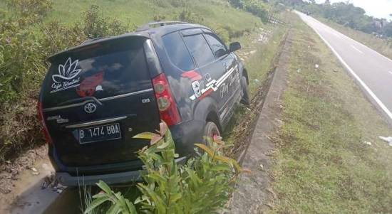 Mobil Avanza Plat Jakarta Masuk Selokan di Kapuas Hulu, Sopir dan Penumpang Dilarikan ke RSUD dr. Ahmad Diponegoro 1
