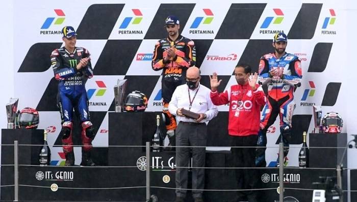 Presiden Joko Widodo menyerahkan trofi kepada pemenang MotoGP Mandalika 2022 di Sirkuit Mandalika, Kabupaten Lombok Tengah, Provinsi Nusa Tenggara Barat, pada Minggu, 20 Maret 2022 (Foto: Setpres)