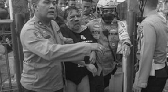 Ade Armando saat dievakuasi oleh pihak kepolisian setelah babak belur dianiaya massa