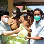 Bagikan 1.000 Paket Sembako Operasi Pasar di MHU Ketapang, Ria Norsan: Semoga Mengurangi Beban Masyarakat