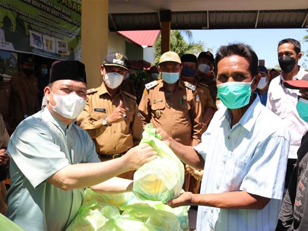 Bagikan 1.000 Paket Sembako Operasi Pasar di MHU Ketapang, Ria Norsan: Semoga Mengurangi Beban Masyarakat