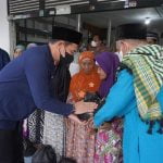 Bupati Kapuas Hulu Fransiskus Diaan memberikan santunan saat Safari Ramadan di Boyan Tanjung