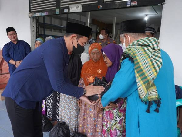 Bupati Kapuas Hulu Fransiskus Diaan memberikan santunan saat Safari Ramadan di Boyan Tanjung