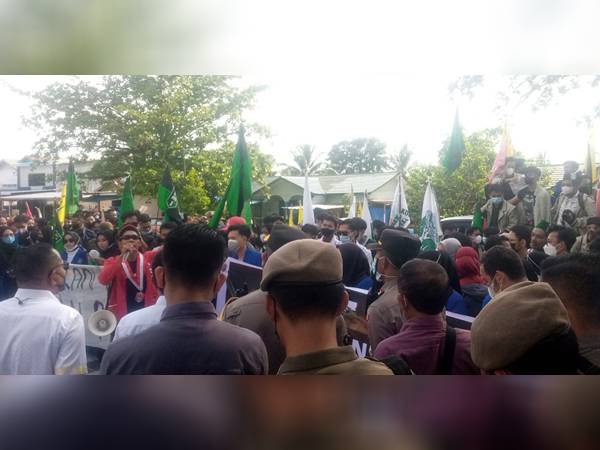 Demo Mahasiswa Tolak Presiden 3 Periode Bawa 7 Tuntutan ke DPRD Ketapang