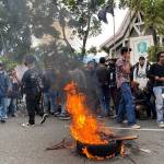 Demo Tolak Jabatan Presiden 3 Periode, Massa Bakar Ban di Depan Kantor DPRD Kalbar