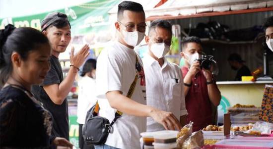 Edi Kamtono dan Hobby Makan Borong Takjil dan Traktir Warga Berbuka Puasa