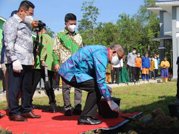 Gubernur Kalbar Sutarmidji meletakan batu pertama pembangunan Pesantren Shultoniyah Sambas