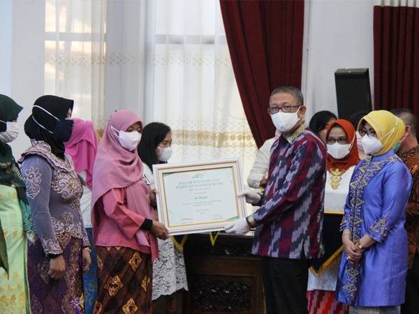 Gubernur Kalbar Sutarmidji menyerahkan penghargaan kepada perempuan berjasa dan berprestasi di peringatan Hari Kartini ke-144
