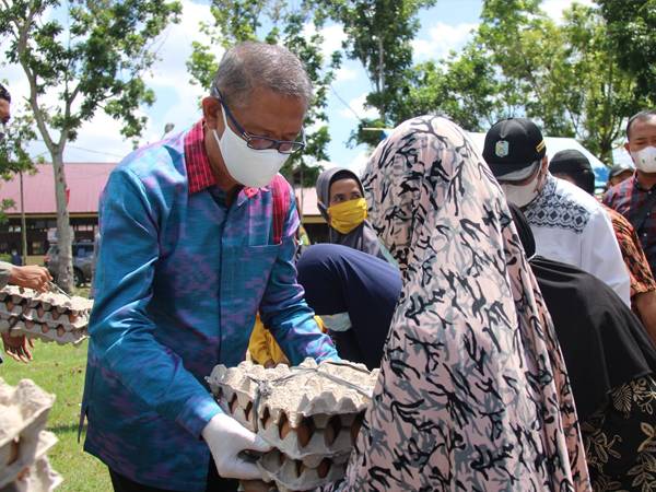 Gubernur Kalbar Sutarmidji saat menyerahkan secara simbolis paket sembako operasi pasar yang digelar Pemprov Kalbar bersama Pemkab Sambas di Kampung Keramat