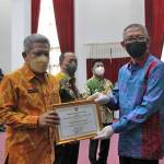 Gubernur Sutarmidji menyerahkan piagam penghargaan PPD Kalbar 2022 kepada Bupati Kubu Raya Muda Mahendrawan