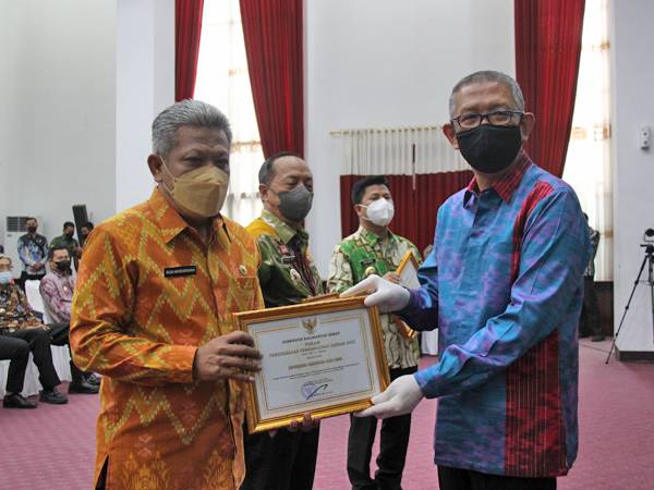 Gubernur Sutarmidji menyerahkan piagam penghargaan PPD Kalbar 2022 kepada Bupati Kubu Raya Muda Mahendrawan