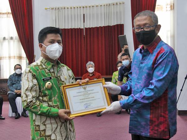 Gubernur Sutarmidji menyerahkan piagam penghargaan PPD Kalbar 2022 kepada Bupati Sambas Satono