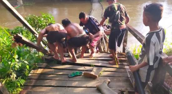 Jembatan Gantung Menunuk Melawi Roboh, Akses Dua Dusun Putus, Satu Warga dan Kendaraannya Jatuh ke Sungai