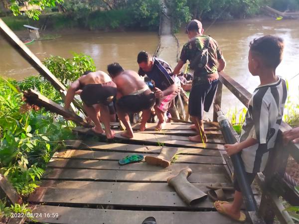 Jembatan Gantung Menunuk Melawi Roboh, Akses Dua Dusun Putus, Satu Warga dan Kendaraannya Jatuh ke Sungai