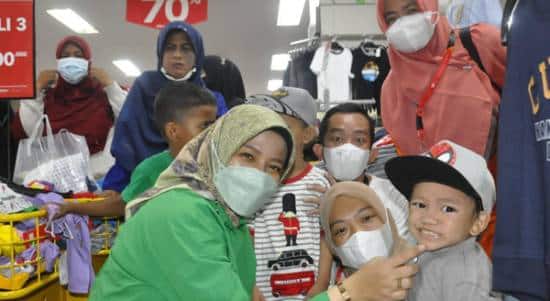 Kado Lebaran Yatim, Kadisporapar dan Rumah Zakat Kalbar Boyong Anak Yatim dan Dhuafa ke Pusat Perbelanjaan