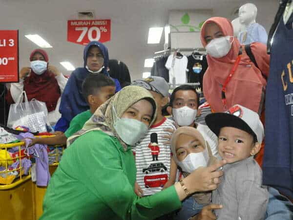 Kado Lebaran Yatim, Kadisporapar dan Rumah Zakat Kalbar Boyong Anak Yatim dan Dhuafa ke Pusat Perbelanjaan