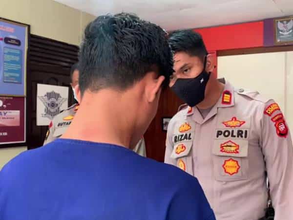 Kapolsek Pontianak Selatan AKP Resky Rizal saat berdialog dengan tersangka SN, 1 dari 3 pelaku dalam kasus kencan MiChat berujung penganiayaan terhadap seorang pemuda di Pontianak