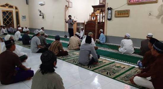 Kapolsek Tumbang Titi Ajak Jamaah Masjid Al-Ikhawan Jaga Kamtibmas dan Ikut Vaksin
