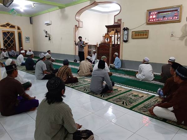 Kapolsek Tumbang Titi Ajak Jamaah Masjid Al-Ikhawan Jaga Kamtibmas dan Ikut Vaksin
