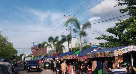 Pasar juadah di kawasan Jalan Basuki Rahmat Ketapang
