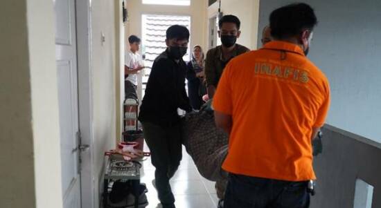 Pihak Kepolisian saat mengevakuasi jasad pemuda 21 tahun asal Sanggau yang ditemukan tewas gantung diri di sebuah kamar kos di Kota Pontianak