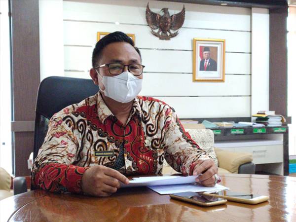 Plt Kepala Dinas PUPR Kalbar Iskandar Zulkarnaen saat diwawancarai wartawan