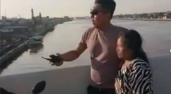 Polisi Gagalkan Aksi Perempuan Muda yang Hendak Melompat dari Jembatan Kapuas I