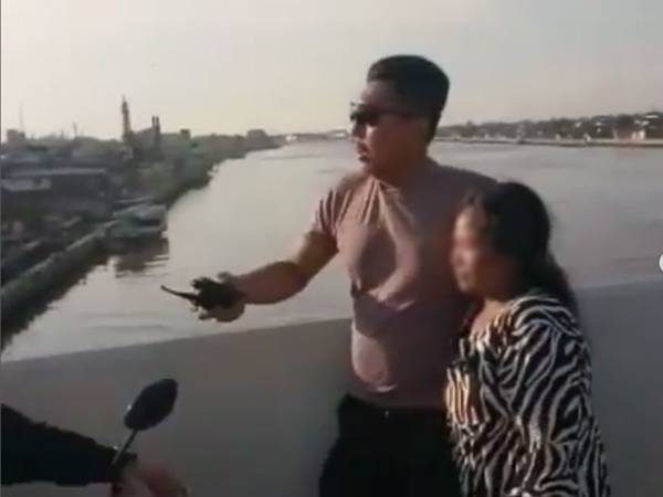Polisi Gagalkan Aksi Perempuan Muda yang Hendak Melompat dari Jembatan Kapuas I