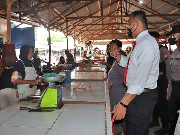 Polres Ketapang Sidak Pasar Pastikan Ketersediaan dan Stabilitas Harga Sembako Saat Ramadan