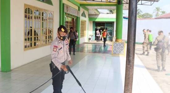 Sambut Ramadan, Polres Ketapang Disinfeksi Masjid