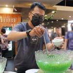 Seorang pengunjung Hotel Borneo Pontianak mengambil minuman untuk berbuka puasa