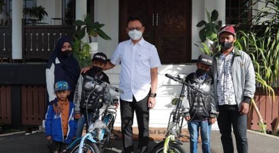 Si kembar Faris dan Daris mendapatkan hadiah sepeda dari Wali Kota Pontianak Edi Rusdi Kamtono atas kepedulian mereka terhadap lingkungan