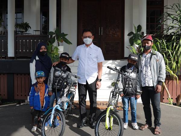 Si kembar Faris dan Daris mendapatkan hadiah sepeda dari Wali Kota Pontianak Edi Rusdi Kamtono atas kepedulian mereka terhadap lingkungan