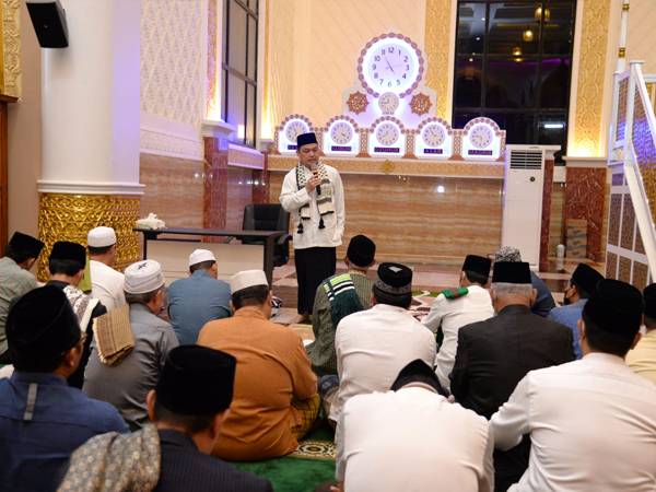 Subuh Berjamaah di Masjid Agung Al-Ikhlas Ketapang, Ria Norsan Sampaikan Tausiyah Tentang Kematian