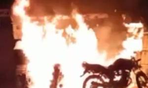 Tangkapan layar video amatir warga terkait 2 sepeda motor yang terbakar di sebuah kios bensin di Jalan Alianyang Pontianak