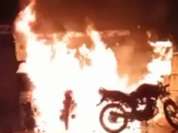 Tangkapan layar video amatir warga terkait 2 sepeda motor yang terbakar di sebuah kios bensin di Jalan Alianyang Pontianak