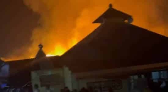Tangkapan layar video amatir warga terkait peristiwa kebakaran yang terjadi di kawasan permukiman Kampung Beting Pontianak