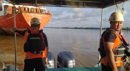 Tim SAR gabungan melakukan pencarian terhadap KM Lumba-lumba yang hilang kontak di perairan Jawai, Kabupaten Sambas