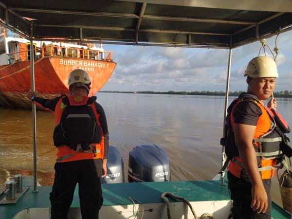 Tim SAR gabungan melakukan pencarian terhadap KM Lumba-lumba yang hilang kontak di perairan Jawai, Kabupaten Sambas