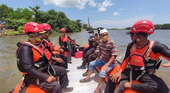 Tim SAR gabungan saat melakukan pencarian terhadap Deni, warga Benua Kayong Kabupaten Ketapang yang hilang saat sedang memancing di Sungai Pawan tepatnya di sekitar dermaga PLTD Sukaharja Kabupaten Ketapang pada Sabtu, 2 April 2022 lalu