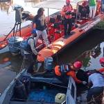 Tim SAR gabungan saat mengevakuasi jasad Deni, pemancing yang tenggelam di Sungai Pawan