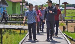 Tinjau Kondisi Infrastruktur Desa Keliling Semulung, Bupati Fransiskus Diaan Akan Prioritaskan Jalan Lingkungan