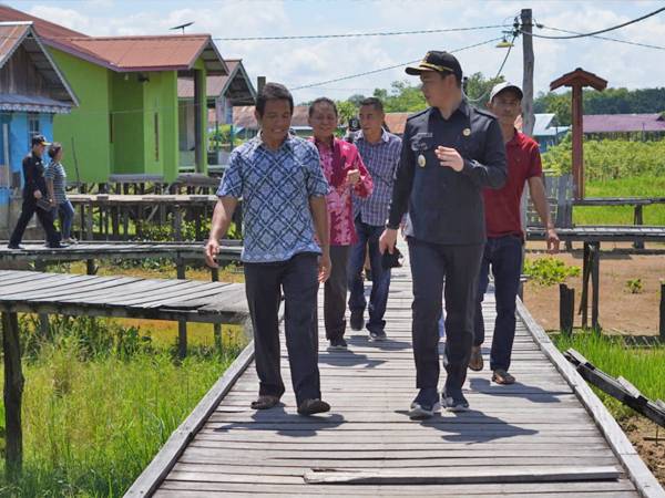 Tinjau Kondisi Infrastruktur Desa Keliling Semulung, Bupati Fransiskus Diaan Akan Prioritaskan Jalan Lingkungan