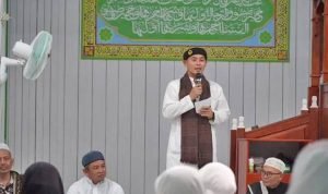 Wakil Bupati Kapuas Hulu Wahyudi Hidayat memberikan sambutannya saat memimpin Safari Ramadan di Hulu Gurung
