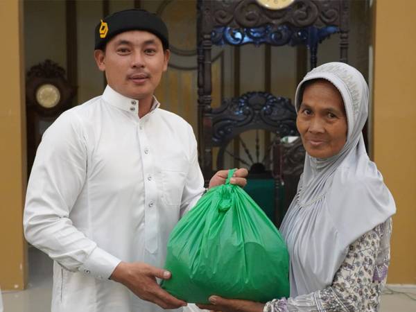 Wakil Bupati Kapuas Hulu Wahyudi Hidayat menyerahkan bantuan Pemerintah Kabupaten Kapuas Hulu kepada warga saat melaksanakan Safari Ramadan di Masjid Agung Darunnajah Putussibau
