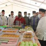 Wakil Gubernur Kalbar Ria Norsan berdialog dengan para pedagang di Bazar Ramadan Mujahidin 1443 Hijriah