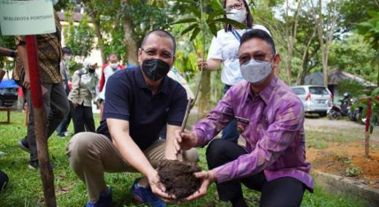 Wali Kota Pontianak Edi Rusdi Kamtono bersama Rektor Untan Garuda Wiko menanam pohon bersama di Rusunawa Untan