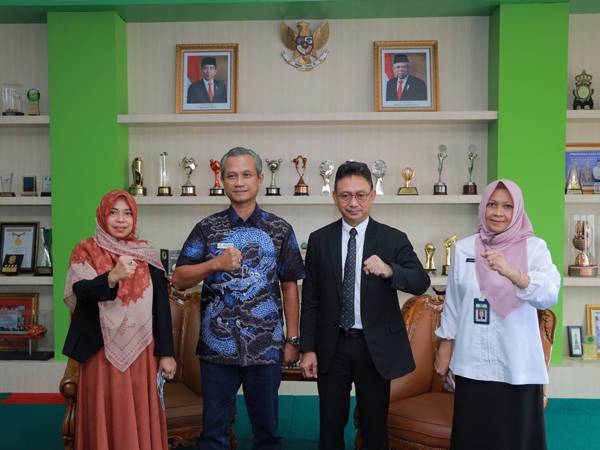 Wali Kota Pontianak Edi Rusdi Kamtono foto bersama usai menerima kunjungan Kepala Perwakilan Ombudsman RI Provinsi Kalbar Agus Priyadi